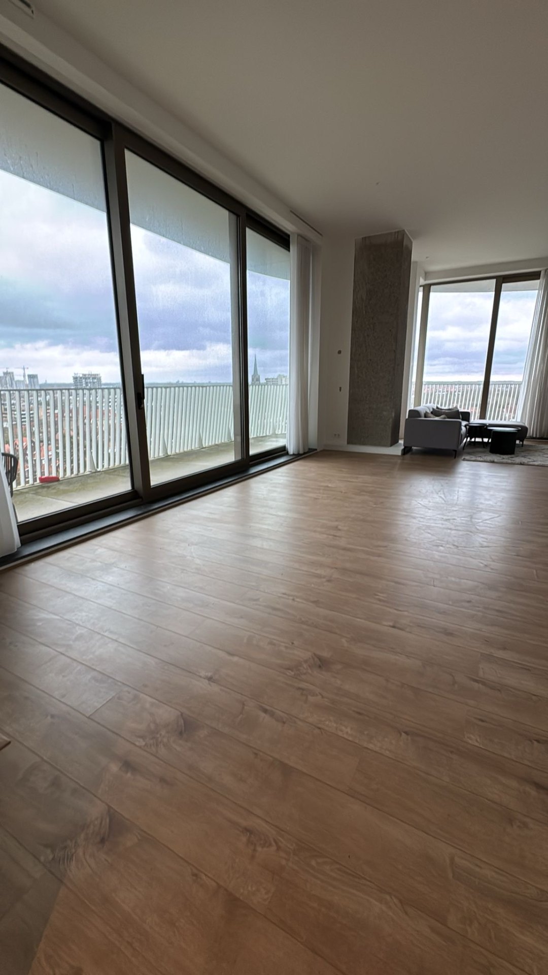 Luxe woonkamer met premium PVC-vloer in warme eiken tint